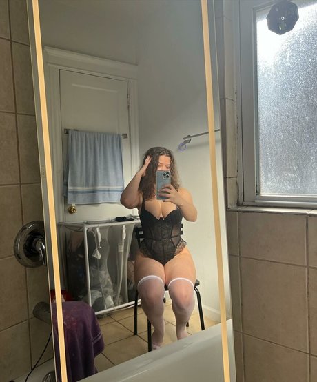 Itzwhitechina erotic pornstar pic