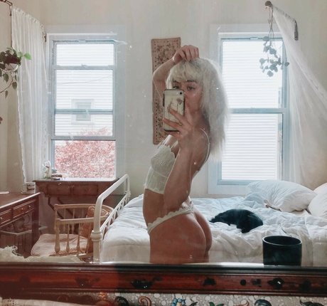 alittle vampy top star img