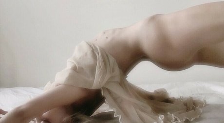 alittle vampy nude actress gallery