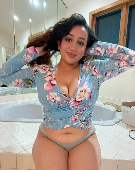 Nikki Geeks model beautiful archive