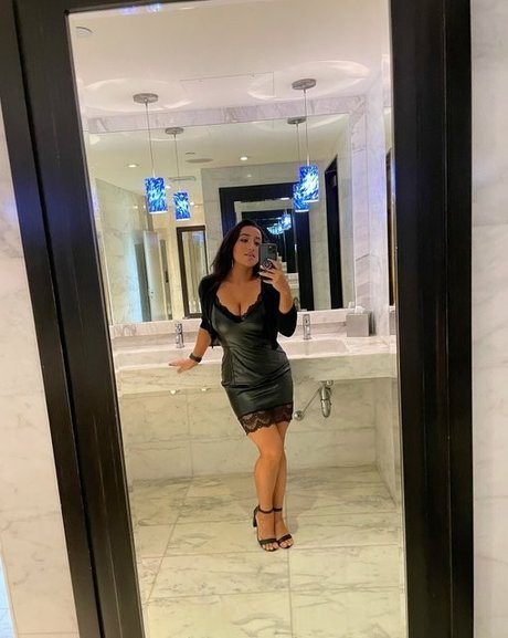 Nikki Geeks star perfect pictures