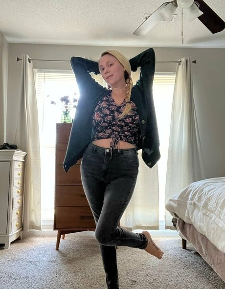 fayelinaplays adult actress img