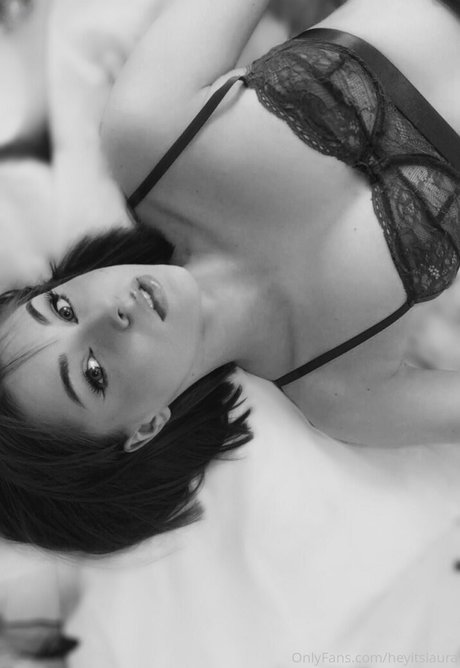 heyitslaura model pic