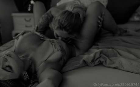 sarahmeeeow sexy pornstar picture