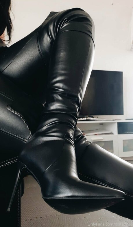 distannce hot actress gallery