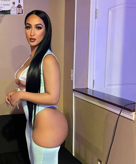 Omaima Benamre model top picture