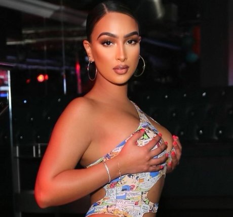 Omaima Benamre model art images