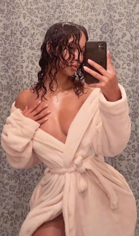 Omaima Benamre model hot picture