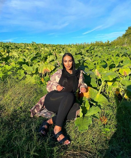 Omaima Benamre model photos