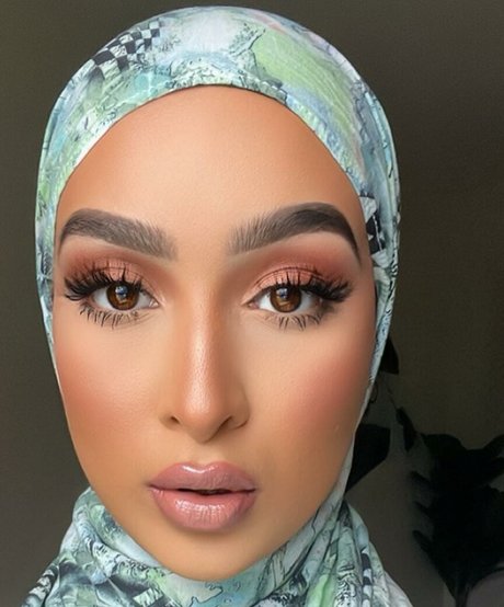 Omaima Benamre model art pics