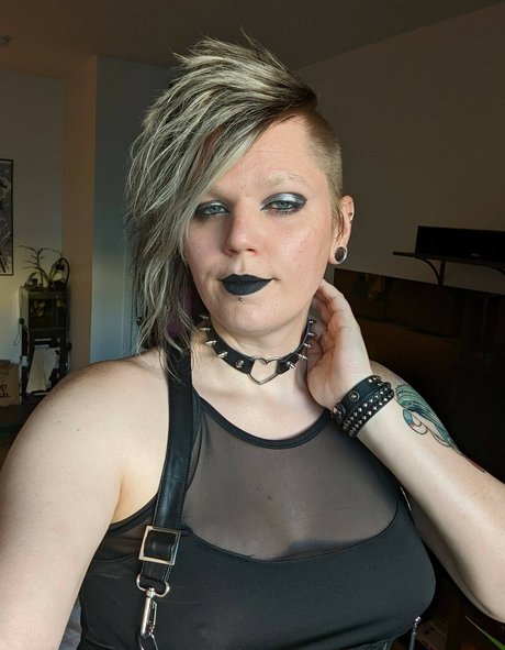 Demongirlcock pretty model photo