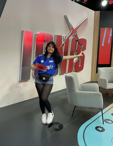 Yullalol hot star picture