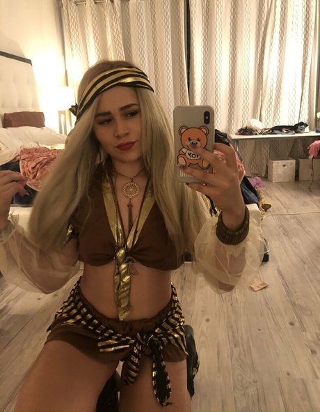 playgirlcarli18 hot model images