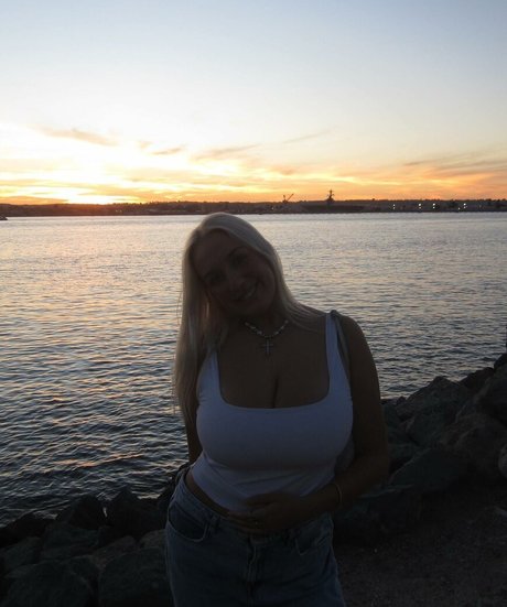 Holly Youpa star hot image