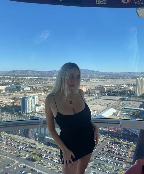 Holly Youpa naked pornstar img