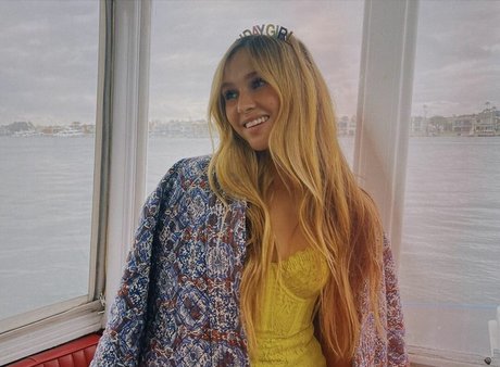 Ella Horan beautiful model pic