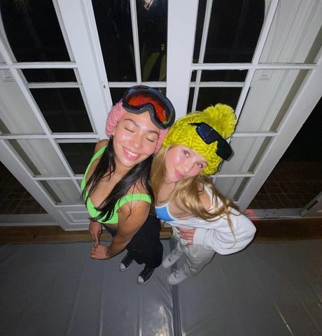 Ella Horan star top pic