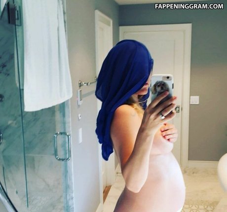 Jenny Mollen porn model pics