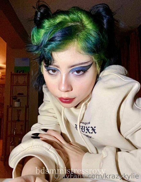 krazykylie high quality actress pictures