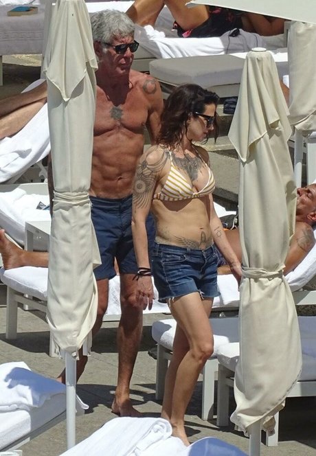 Asia Argento star nude images