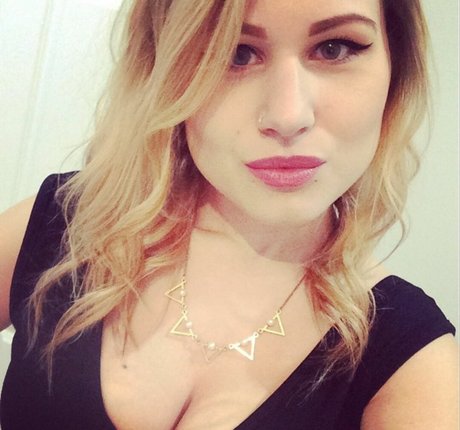 Honey And Sulphur beautiful model pics