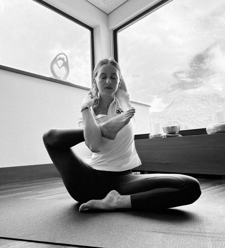 Lucaciu Larisa pretty actress image