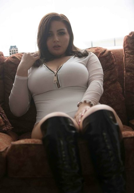 curvylucina adult model pictures