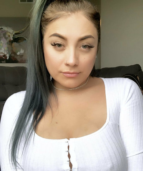 baddybinafree erotic model images