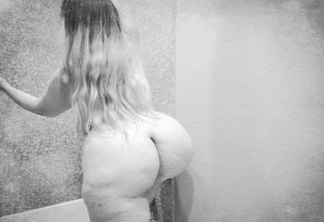 misslunamagic sex model pic