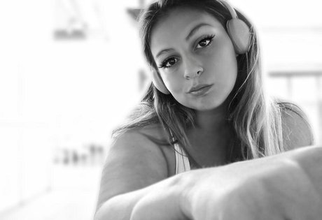 misslunamagic free actress pictures