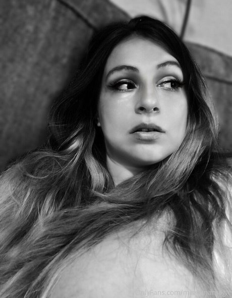 misslunamagic pretty model pic