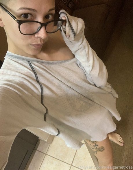 realgarnetrose model photo