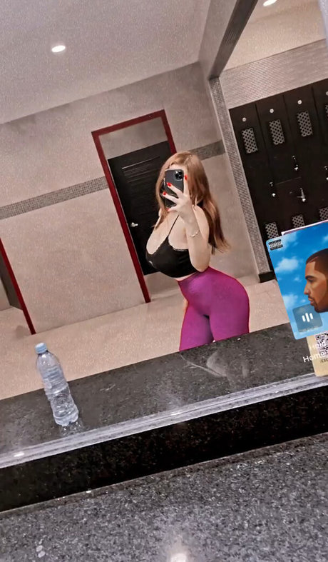 Arely Walle nude model image