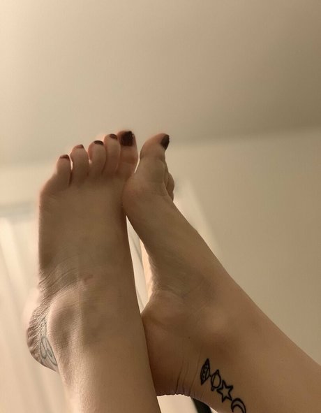 sexyredinbed star hd pics