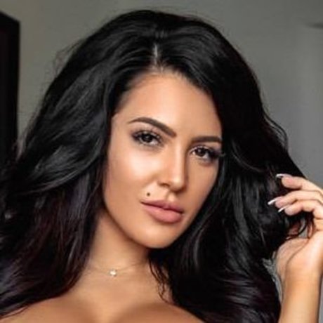 Nikki Waka model perfect pic