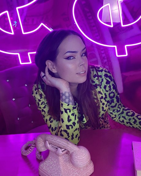 Suzy Berhow sexy model image