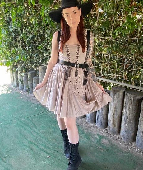 Suzy Berhow adult model img