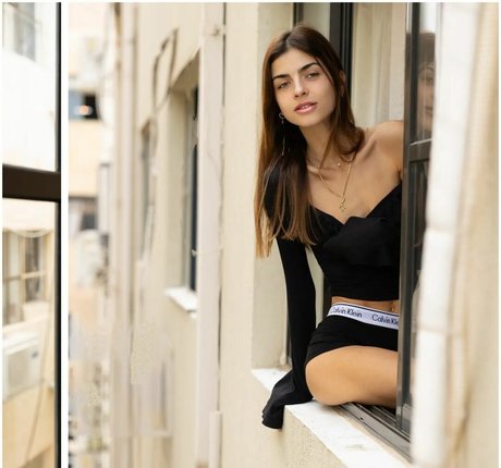 Gaya Gold model hd photo