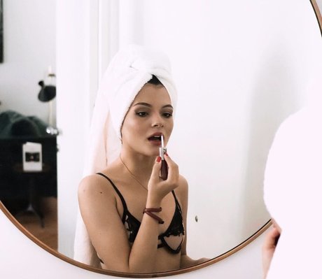 Thbnlaure pornographic model picture