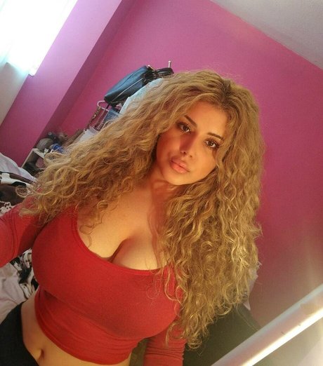 sarabahrami_ pornstar top picture