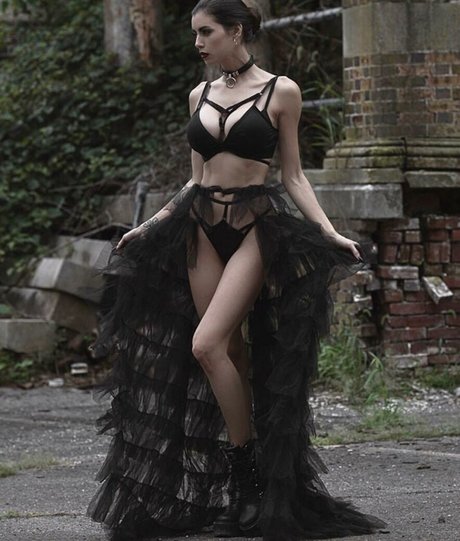 LeeAnna Vamp model pretty pics