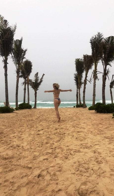 Shantel VanSanten beautiful star pic