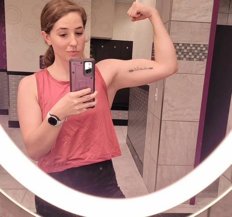 Lizzie All Day star hot image