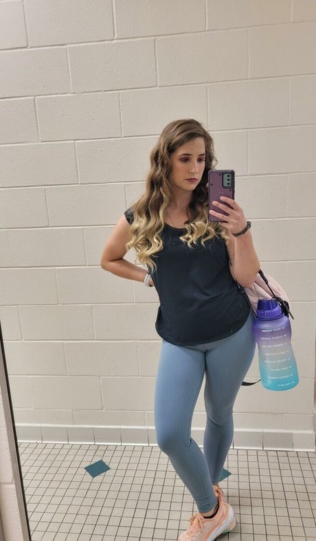 Lizzie All Day star naked img