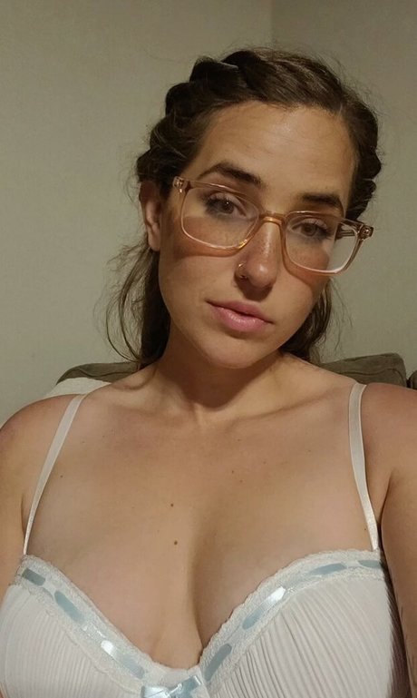 Lizzie All Day art model picture