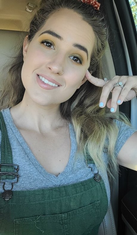 Lizzie All Day pornographic model pics