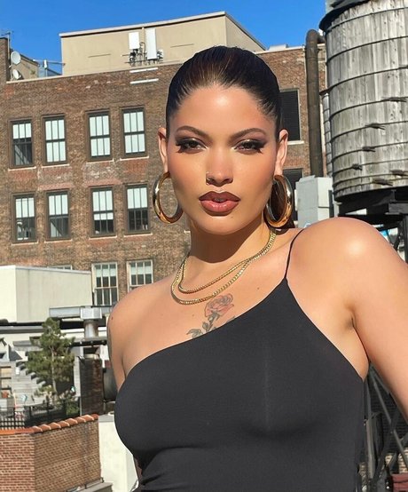 Maxine Ashley model beautiful pics