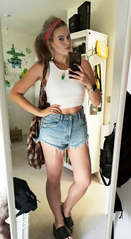 Hollie Bennett hd star pictures