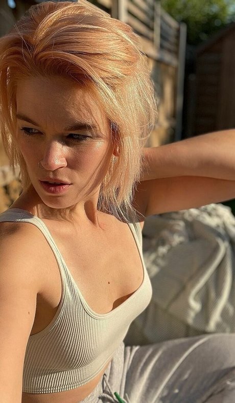 Hollie Bennett star sexy pic