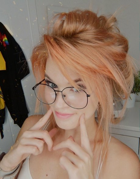 Hollie Bennett model gallery